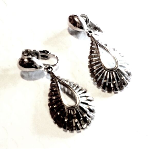 Vintage Crown Trifari Silver Tone Drop Clip On Earrings - Picture 4 of 5